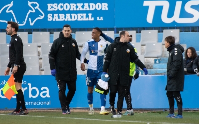 Athuman, després de caure lesionat en el darrer partit | Roger Benet